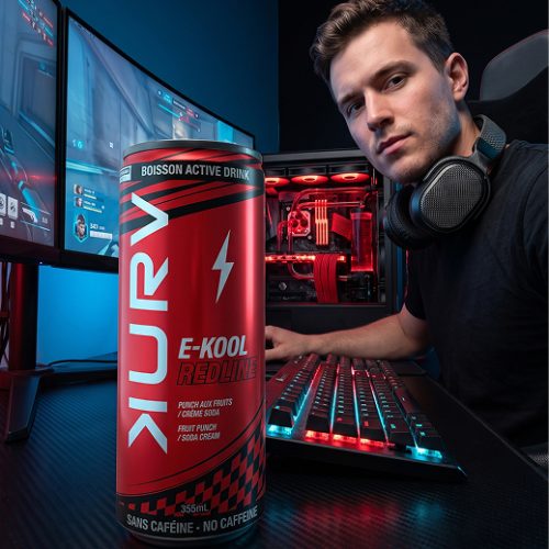 Boisson active KURV E-KOOL Redline sans caféine dans un environnement de gaming