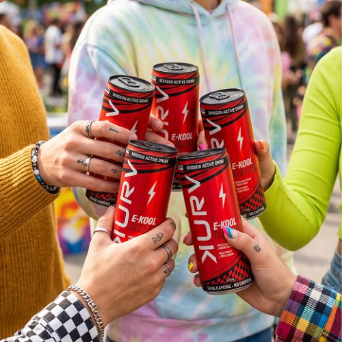 Canettes de boisson active KURV E-KOOL Redline partagées lors d'un rassemblement extérieur